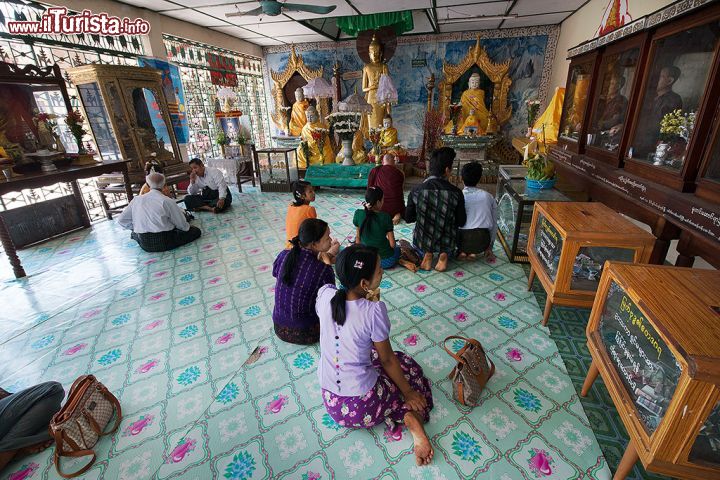 Immagine Fedeli davanti a statue di Buddha: siamo nella Botataung Paya di Yangon in Birmania - © Roberto Cornacchia / www.robertocornacchia.com