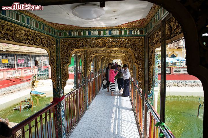 Immagine Il Ponte del Padiglione dei Nat: Botataung Paya Yangon nel Myanmar- © Roberto Cornacchia / www.robertocornacchia.com