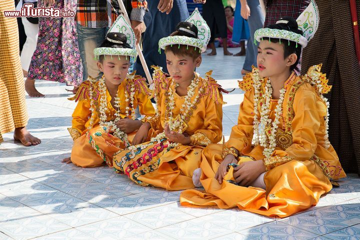 Immagine Tre bimbi partecipano alla cerimonia del noviziato presso la Botataung Paya Yangon, capitale del Myanmar - © Roberto Cornacchia / www.robertocornacchia.com