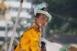 Bimbo portato in spalla alla cerimonia di noviziato presso la Botataung Paya Yangon Birmania - © Roberto Cornacchia / www.robertocornacchia.com