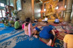 Fedeli davanti ad una grande statua dorata del Buddha presso la Botataung Paya di Yangon in Birmania - © Roberto Cornacchia / www.robertocornacchia.com