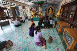 Fedeli davanti a statue di Buddha: siamo nella Botataung Paya di Yangon in Birmania - © Roberto Cornacchia / www.robertocornacchia.com