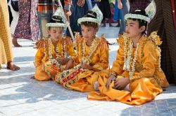 Tre bimbi partecipano alla cerimonia del noviziato presso la Botataung Paya Yangon, capitale del Myanmar - © Roberto Cornacchia / www.robertocornacchia.com