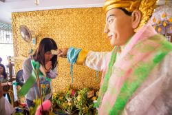 Una fedele si affida alla protezione dello spirito di Bo Bo Gyi nella pagoda di Botataung a Yangon- © martinho Smart / Shutterstock.com