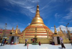 La pagoda dei mille ufficiali, ovvero la Botataung Paya in centro a Yangon, Birmania - © lkunl / Shutterstock.com