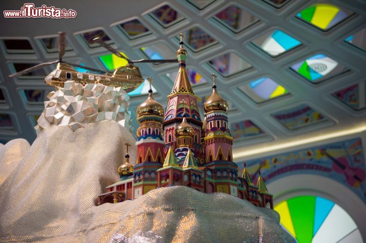 Immagine Anche la basilica di San Basilio, la famosa chiesa sulla Piazza Rossa di Mosca, è riprodotta nel mondo dei cristalli Swarovski a Wattens - © Anton_Ivanov / Shutterstock.com