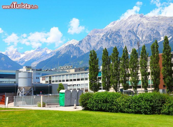 Immagine Il centro Swarovski a Wattens: oltre al complesso industriale qui si trova il museo Swarovski Kristallwelten. Le Alpi tirolese a fare da magnifica cornice alla località - © Kletr / Shutterstock.com