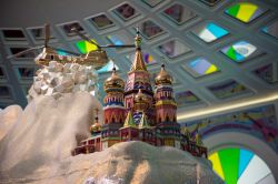 Anche la basilica di San Basilio, la famosa chiesa sulla Piazza Rossa di Mosca, è riprodotta nel mondo dei cristalli Swarovski a Wattens - © Anton_Ivanov / Shutterstock.com ...