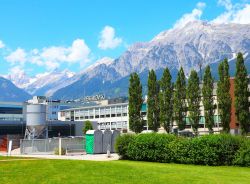 Il centro Swarovski a Wattens: oltre al complesso industriale qui si trova il museo Swarovski Kristallwelten. Le Alpi tirolese a fare da magnifica cornice alla località - © Kletr ...