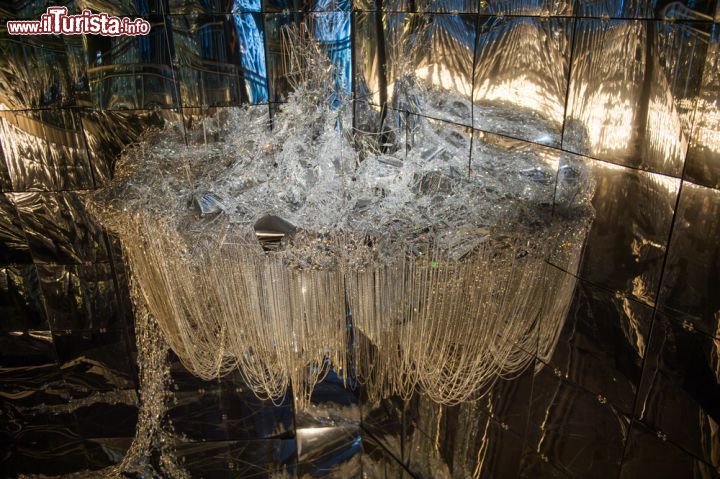 Immagine Riflessi e giochi di luci nel magico mondo dei Cristalli Swarovski di Wattens, la cittadina del Tirolo alla periferia di Innsbruck - © Anton_Ivanov / Shutterstock.com