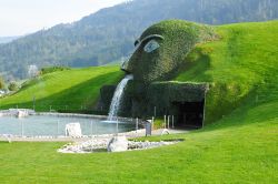 La visita al parco Swarovski, a fianco della fabbrica Kristallwelten a Wattens in Tirolo. Facilmente raggiungibile dall'Italia (siamo alla periferia orientale di Innsbruck), il museo ...
