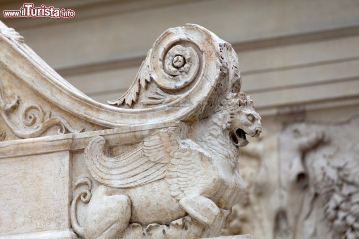 Immagine Il dettaglio dell'altare in marmo dell'Ara Pacis a Roma - © wjarek / Shutterstock.com