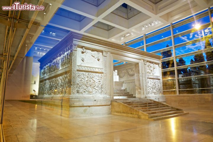 Immagine Il museo e l'altare dell'Ara Pacis si trova lungo il Tevere a Roma, a sud di Piazza del Popolo - © Matteo Gabrieli / Shutterstock.com