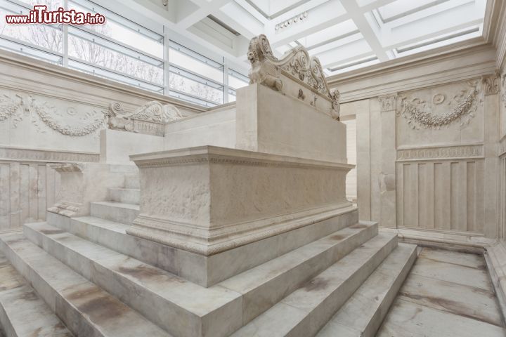 Immagine L'altare all'interno, il cuore dell'Ara Pacis di Roma - © Cortyn / Shutterstock.com
