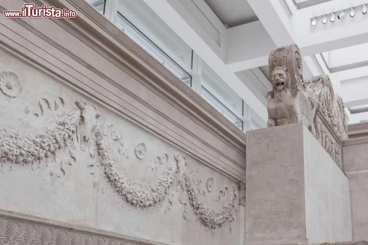 Immagine La decorazione interna dell'altare di Augusto, l'Ara Pacis di Roma - © Cortyn / Shutterstock.com