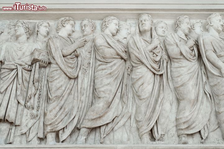 Immagine La processione, l'importante bassorilievo del lato sud dell'Ara Pacis, uno spaccato della società romana del tempo - © futureGalore / Shutterstock.com