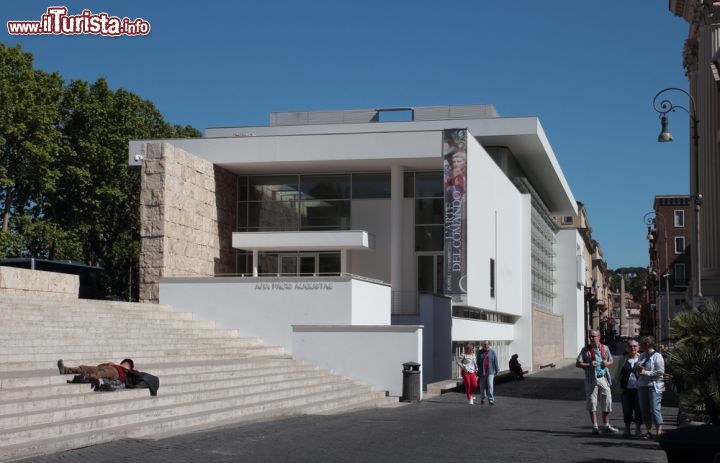 Immagine La visita al museo dell'Ara Pacis di Roma - © marcovarro / Shutterstock.com