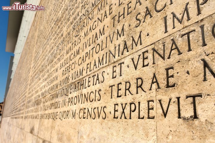 Immagine Le gesta del divino Augusto sono raccontate sulla parte esterna dell'Ara Pacis a Roma - © futureGalore / Shutterstock.com