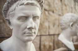 Il busto di Augusto e Mario Agrippa si trovano nel museo dell'Ara Pacis di Roma - © futureGalore / Shutterstock.com 