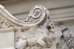 Il dettaglio dell'altare in marmo dell'Ara Pacis a Roma - © wjarek / Shutterstock.com
