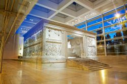 Il museo e l'altare dell'Ara Pacis si trova lungo il Tevere a Roma, a sud di Piazza del Popolo - © Matteo Gabrieli / Shutterstock.com 
