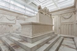 L'altare all'interno, il cuore dell'Ara Pacis di Roma - © Cortyn / Shutterstock.com 