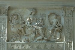 La Saturnia Tellus, un dettaglio della divinità presente sull'Ara Pacis di Roma. Secondo alcuni potrebbe trattarsi della dea Venere - © ariy/ Shutterstock.com