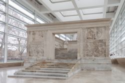 La vista frontale dell'Ara Pacis, racchiusa da una struttura in cristallo e travertino. si tratta dell'altare di Augusto dedicato alla pace nel 9 avanti Cristo - © Cortyn / ...