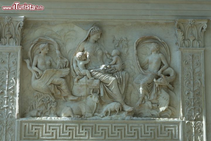 Immagine La Saturnia Tellus, un dettaglio della divinità presente sull'Ara Pacis di Roma. Secondo alcuni potrebbe trattarsi della dea Venere - © ariy/ Shutterstock.com