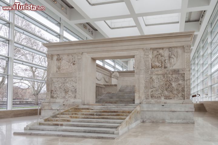 Immagine La vista frontale dell'Ara Pacis, racchiusa da una struttura in cristallo e travertino. si tratta dell'altare di Augusto dedicato alla pace nel 9 avanti Cristo - © Cortyn / Shutterstock.com