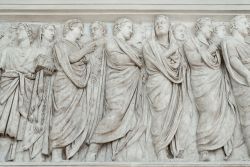 La processione, l'importante bassorilievo del lato sud dell'Ara Pacis, uno spaccato della società romana del tempo - © futureGalore / Shutterstock.com 