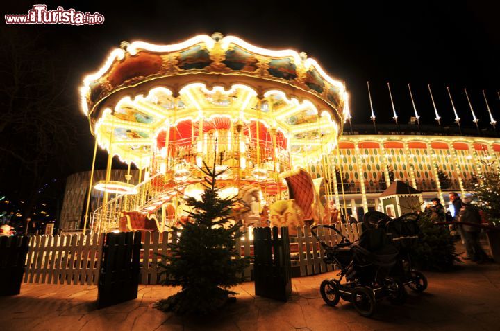 Immagine Giostre in azione nel parco dei Giardini di Tivoli a Copenaghen - © Lucian Milasan / Shutterstock.com