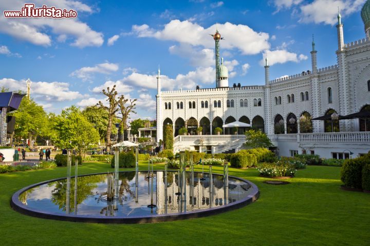 Immagine Il Palazzo Moresco dei Tivoli Gardens, lo spazio verde nel centro di Copenaghen il secondo parco divertimenti al mondo per età - © Valar / Shutterstock.com