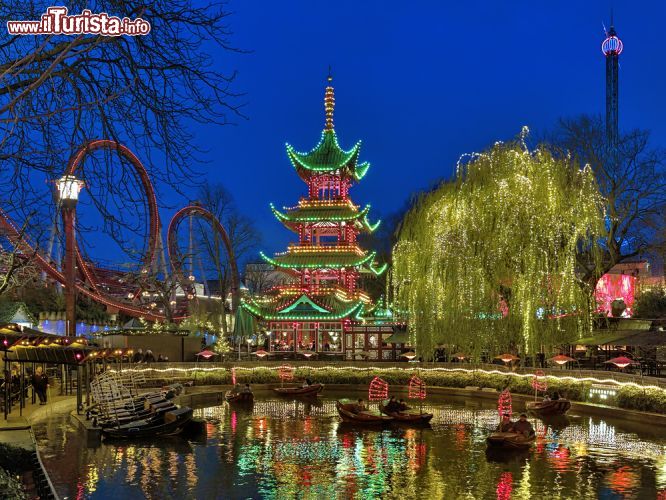 Immagine La Pagoda Cinese di Copenaghen, presso i Giardini di Tivoli, Danimarca - © Mikhail Markovskiy / Shutterstock.com