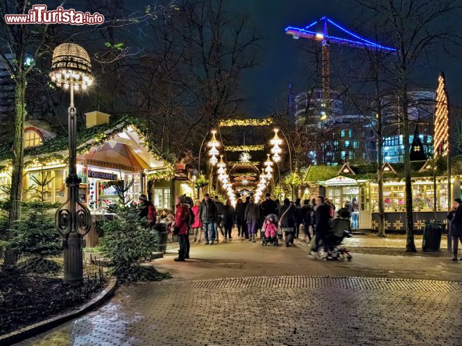 Immagine Mercatini di Natale ai Tivoli Gardens di Copenaghen - © Mikhail Markovskiy / Shutterstock.com