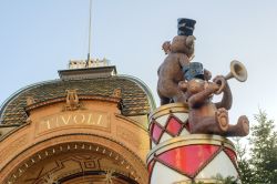 Uno scorcio dei Giardini di Tivoli a Copenaghen, luogo magico per famiglie con bambini - © Rikard Stadler / Shutterstock.com