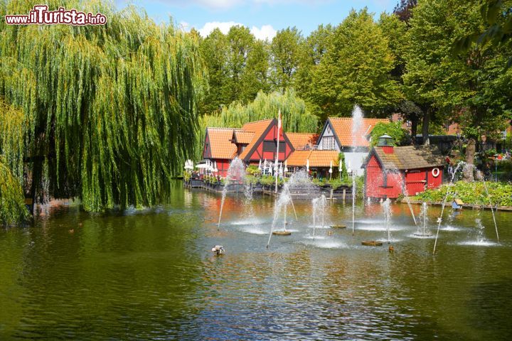 Immagine Ristorante con laghetto e fontana ai Giardini di Tivoli a Copenaghen - © Serg Zastavkin / Shutterstock.com