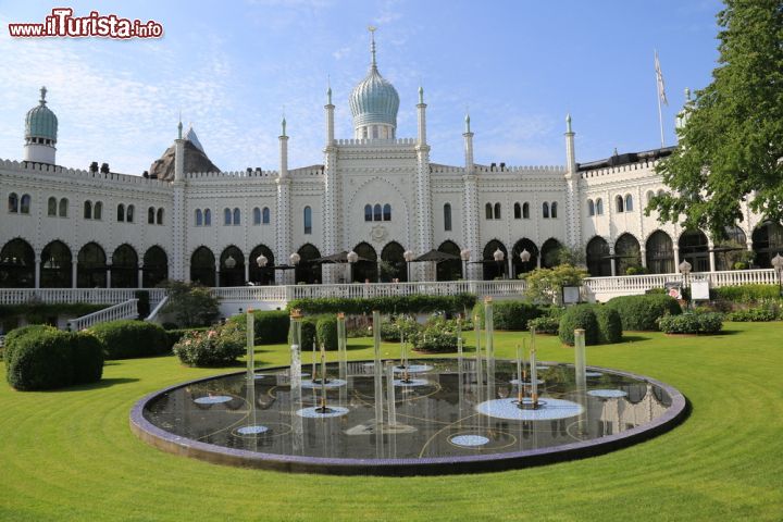 Immagine Un angolo moresco dei Giardini di Tivoli di Copenaghen - © Thomas Barrat / Shutterstock.com