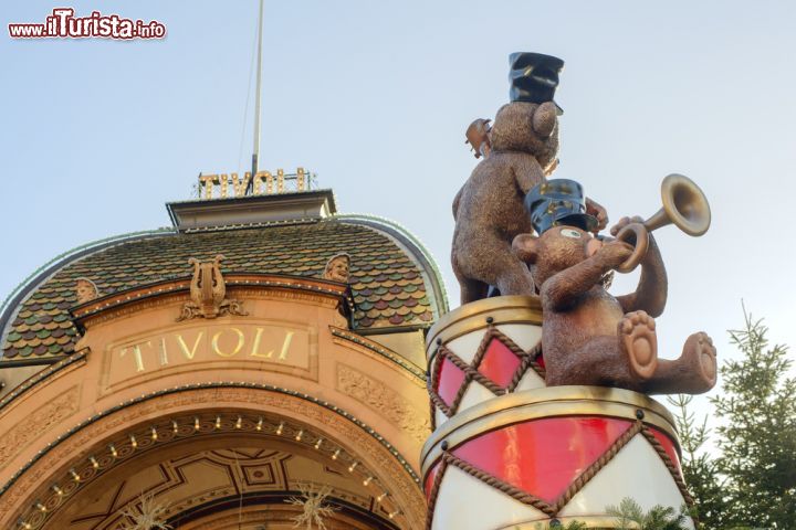 Immagine Uno scorcio dei Giardini di Tivoli a Copenaghen, luogo magico per famiglie con bambini - © Rikard Stadler / Shutterstock.com