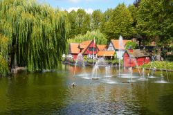 Ristorante con laghetto e fontana ai Giardini di Tivoli a Copenaghen - © Serg Zastavkin / Shutterstock.com