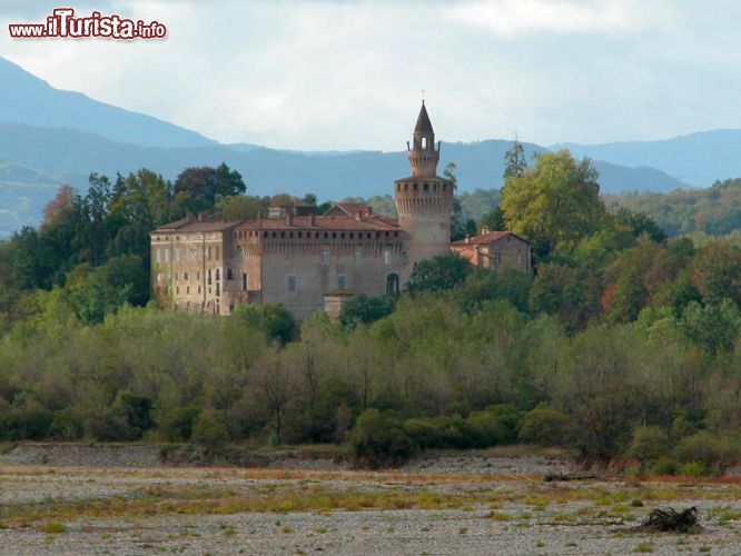 Immagine Il Castello di Rivalta a Gazzola si erge solitario tra i paesaggi della Val Trebbia, non distante da Piacenza - ©  Dani4P - CC BY-SA 3.0 - Wikipedia