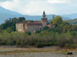 Il Castello di Rivalta a Gazzola si erge solitario tra i paesaggi della Val Trebbia, non distante da Piacenza - ©  Dani4P - CC BY-SA 3.0 - Wikipedia