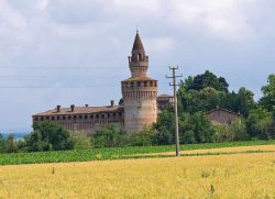 Uno dei manieri di Gazzola in provincia di Piacenza: il Castello di Rivalta - © Mi.Ti. / Shutterstock.com