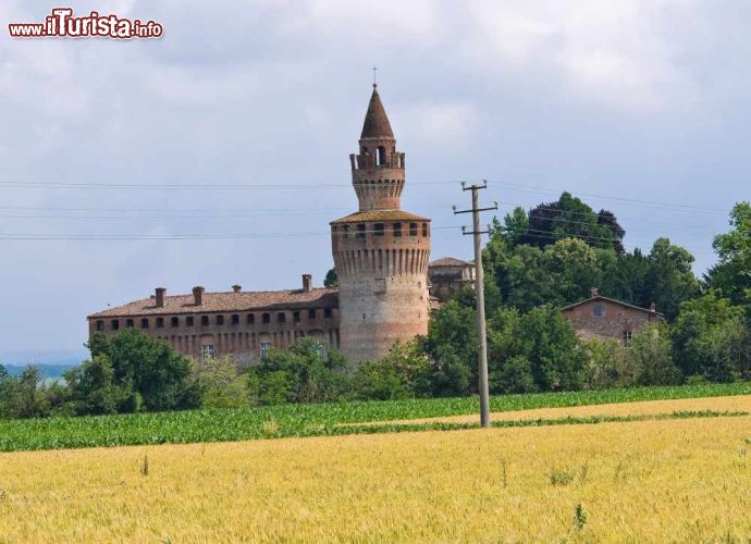 Immagine Uno dei manieri di Gazzola in provincia di Piacenza: il Castello di Rivalta - © Mi.Ti. / Shutterstock.com