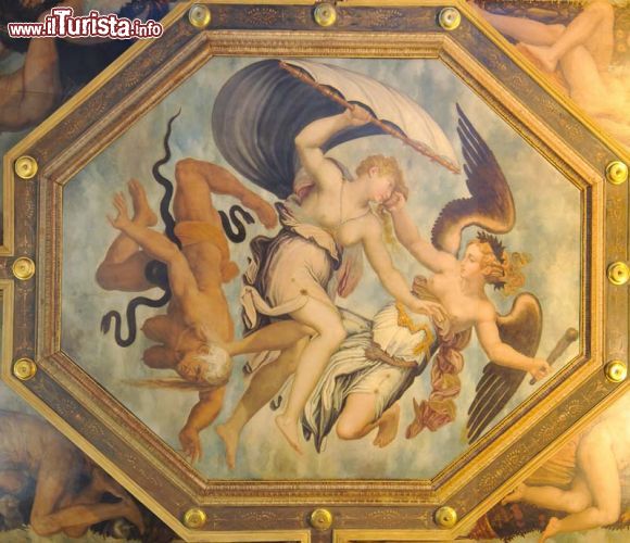 Immagine Affresco di Giorgio Vasari: Il particolare si trova sul soffitto  della sala del camino e raffigura la Cacciata dell'Invidia e della Fortuna. Siamo nella Casa Museo Vasari ad Arezzo - © museo-casa-vasari