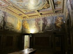 Illuminazione suggestiva nel grande salone di Casa Museo Vasari ad Arezzo - © Combusken - CC BY-SA 3.0 - Wikipedia