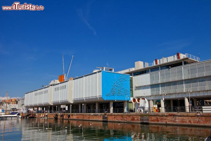 Immagine L'esterno dell'Acquario di Genova sul Ponte degli Spinola - © Joymsk140 / Shutterstock.com