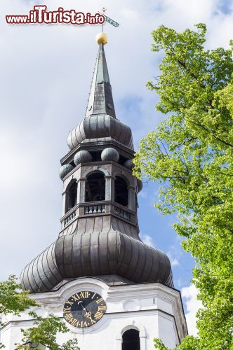 Immagine Il campanile della chiesa intitolata a Santa Maria Vergine, la cattedrale protestante di Tallinn - © Alex Polo / Shutterstock.com