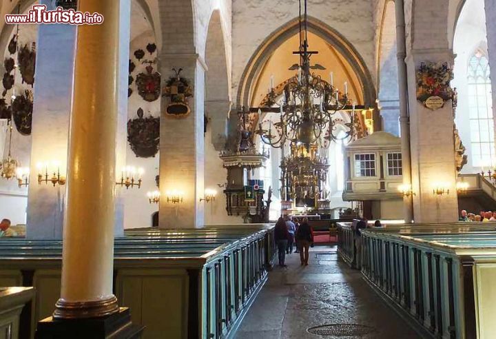 Immagine Interno della Cattedrale di Santa Maria Vergine in centro a Tallinn  - © Ethan_Doyle_White - CC BY-SA 3.0 - Wikipedia
