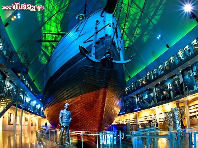 Immagine La nave polare Fram è il pezzo forte dell'omonimo museo di Oslo, che racconta le esplorazioni dell'artico e antartico compiute tra la fine del 19° secolo e l'inizo del '900. Tra queste la conquista del Polo Sud e la scoperta del mito passaggio a nord-ovest - © Visit Oslo